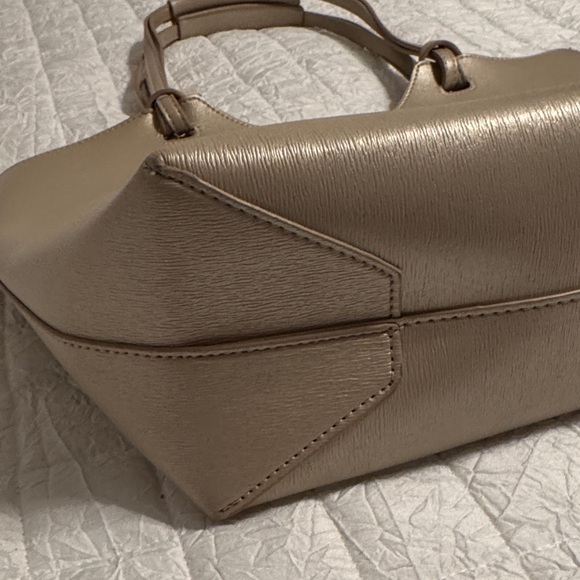 Neiman Marcus champagne shimmer Women's Tote Bag Excellent Condition no callouts - Picture 6 of 7